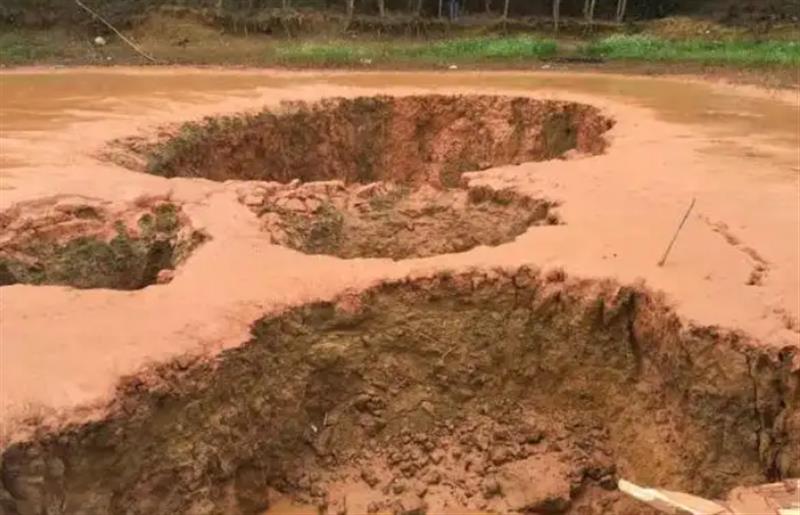 鱼塘惊现大洞 几百斤鱼顺水漏走